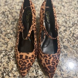 Comfort est 1949 Leopard print kitten heels